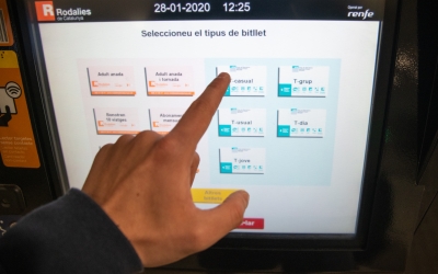 Pantalla amb els bitllets de Rodalies | Roger Benet